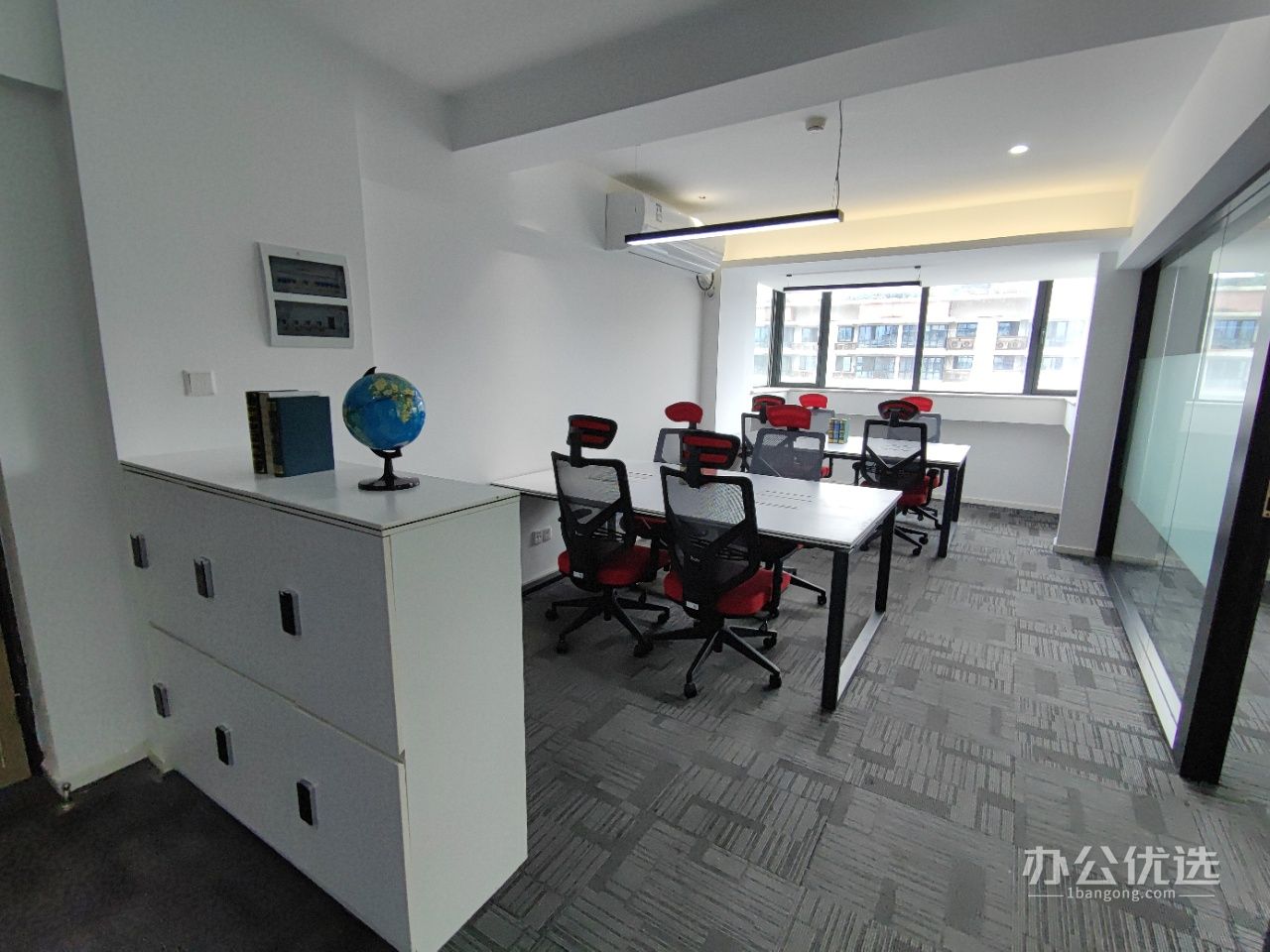 2隔间+洽谈区+10总工位