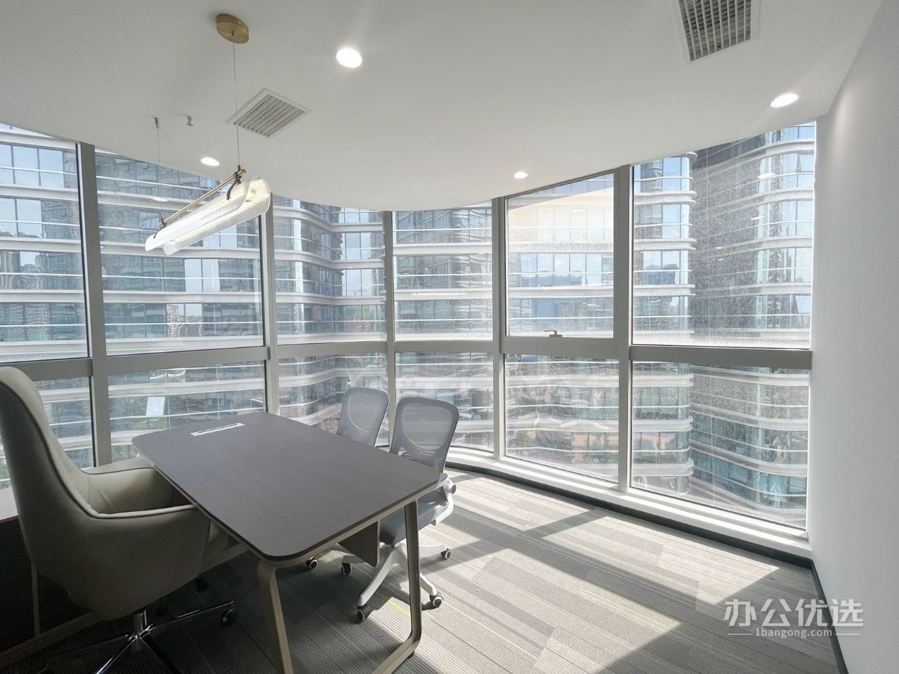 88平（2隔间+4工位）