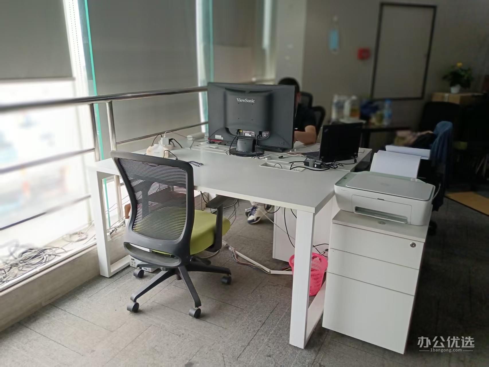 五人间  工位450元/人/月